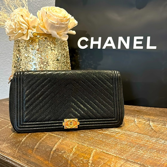 CHANEL Handbags - Chanel Auth. Caviar zippy wallet.